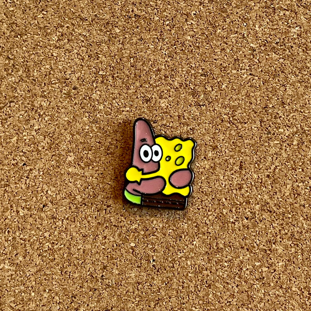 Enamel Pin - Patrick hugging SpongeBob